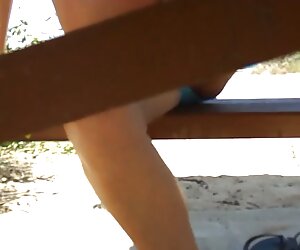 Lucah percuma orang tua dan muda bercahaya di pantai.
