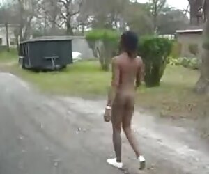 Gadis kulit hitam dengan payudara nenek yang kecil disentuh keras, kendur dan kosong di khalayak ramai.