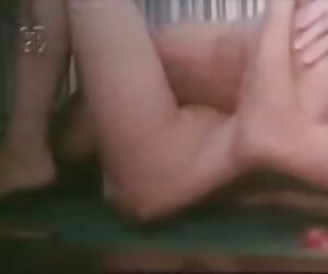 Ibu dan bukan anak perempuan di kolam renang dalam video matang buatan sendiri di atas meja hotmoz.