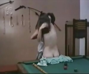 Ibu dan bukan anak perempuan di kolam renang dalam video matang buatan sendiri di atas meja hotmoz.