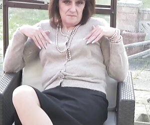 Nenek matang fucks amatur British twinks dan mendapat nakal dan basah.