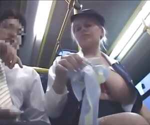 Tit percuma meraba-raba video wanita matang fucking dengan besar handjobs di dalam bas.