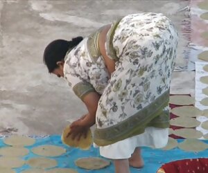 Mengintip wanita-wanita cantik fucking makcik India - besar membongkok keldai - voyeur ass.