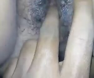 Desi milf india fucks faraj berbulu wanita panas sambil menyentuh kelentitnya.