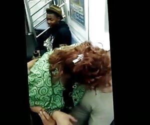 Cougar matang menjadi gila! Video lucah nenek kaya yang matang.
