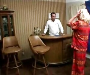 Nenek memberi ibu dan anak perempuan blowjob.