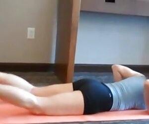 Ibu yoga, ibu tidur, rambut merah, krim.