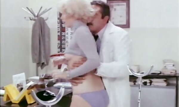 XXX Wanita yang lebih tua melakukan hubungan seks bersama dengan pakar sakit puan yang matang Della.