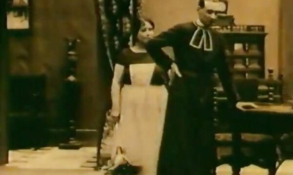 XXX Melancap dan memujuk nenek untuk menghisap keldai besar tua vintaj 20-an.