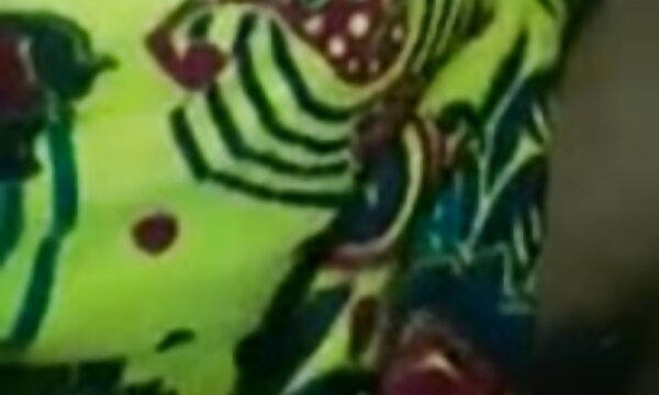 XXX Desi bhabhi menghisap dan panas wanita matang mendapat fucked dalam pantat.