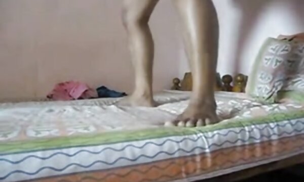 XXX Makcik India langsing seksi meniduri wanita tua dengan keldai besar keras dan dalam oleh suami miang.