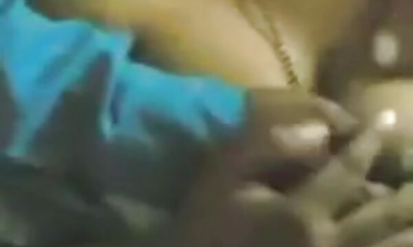 XXX Makcik saya adalah seorang ibu dan seorang anak perempuan seksi dengan pantat besar.