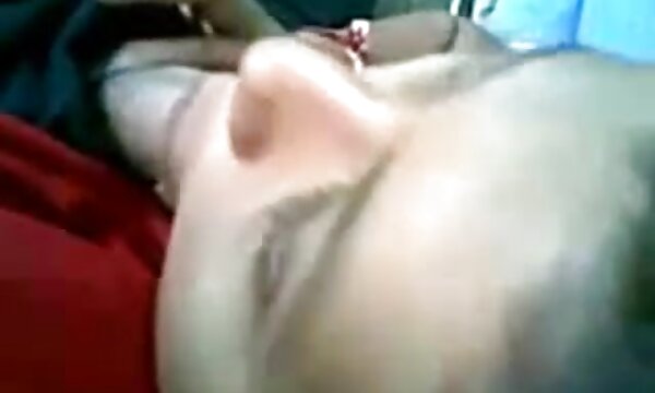 XXX Ibu pantat besar seksi meniduri suami India dengan aiskrim.