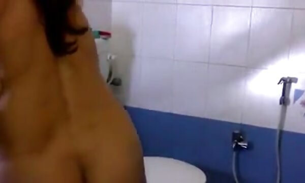 XXX Aunty India Pintar membuat video ibunya meniduri, menanggalkan dan menunjukkan bilik airnya yang bogel.