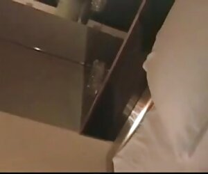 Ibu loteng memakai seluar dalam berbulu xxx matang.
