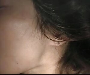 Ibu loteng memakai seluar dalam berbulu xxx matang.