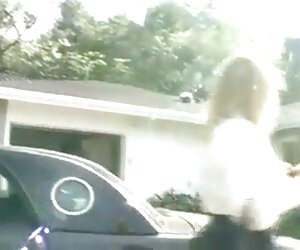 Ibu datang dan tidak boleh memaksa anaknya untuk melancap dan gadis-gadis tua berbogel xxx membantunya.