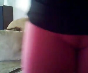Cameltoe matang lembut memberikan seks oral.