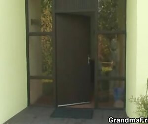 Nenek dalam keputusasaan, wanita kesepian xxx fucks sendirian dengan dua lelaki.