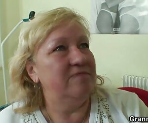 Nenek besar rasa zakar dan kemudian melakukan gaya doggy wanita matang yang cantik.