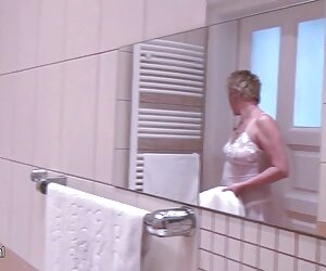 Matang awek mexican matang suri rumah bermain dengan nenek-nenek dengan dia basah pussy.
