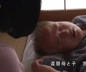 Hari lahir keenam puluh ibu bukan Asia dan zakar yang keras daripada seorang wanita tua yang baik hati dengan anak lelaki yang besar.