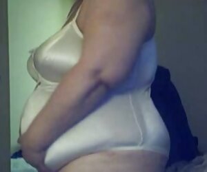 Dubur nenek wanita gemuk tua dalam badan satin seksi dengan tetek besar.