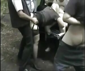 Isteri matang melakukan hubungan seks di jalanan, video nenek bercinta secara percuma 13.