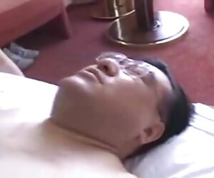 Beruang ayah tua Jepun, lelaki tua Asia meniduri gadis.