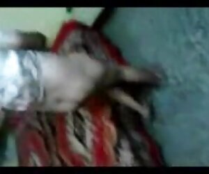 Awek India makcik menunjukkan video lucah tua dan muda kepada pelanggannya yang telus.