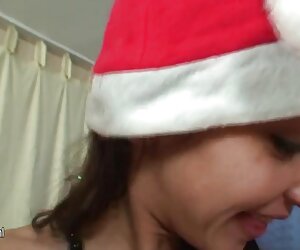 Parti Krismas wanita tua yang kejam bertukar menjadi kumpulan seks lesbian.