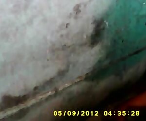 Makcik selatan pintar dengan tetek tua yang sangat besar mendapat bogel semasa berenang.
