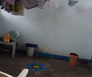 Desi ketiak berbulu memakai saree matang lesbian Sepanyol selepas mandi.