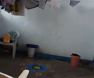 Desi ketiak berbulu memakai saree matang lesbian Sepanyol selepas mandi.