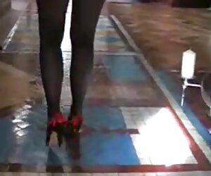 Matang seksi dengan kasut tumit tinggi, xxx matang dan pantyhose menunjukkan asetnya.