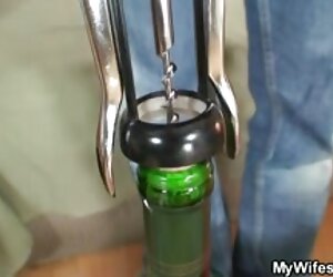 Dia mendapati ibu nenek teman wanitanya telanjang, wanita tua meniduri lelaki muda, dan menidurinya.