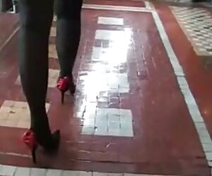 Matang seksi dengan kasut tumit tinggi veteran bogel dan pantyhose menunjukkan aset seksinya.