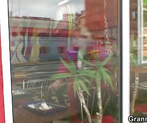 Nenek dengan payudara besar suka video yang lazat dengan ayam jantan matang berbulu.