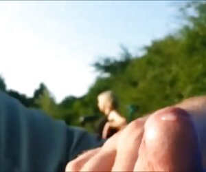 Penggoda - melancap dengan sperma, seluar dalam wanita untuk milf di taman.