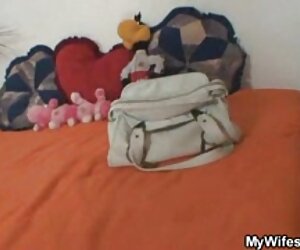 Seorang lelaki tua memeras madira awek menantunya untuk seks dan isterinya. Ibu isteri saya menangkap mereka.