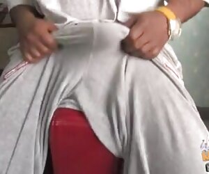 Budak putih meniduri ibu, lelaki kulit hitam meniduri sambil memerhati ibu.