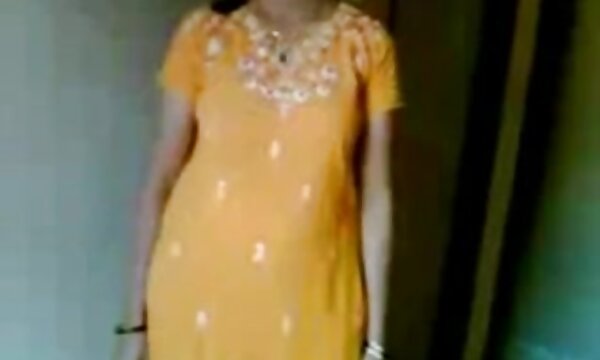 XXX Ranjani. Hanya wanita berusia 50 tahun dengan keldai besar.