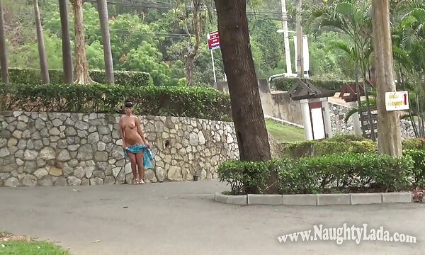 XXX Pameran dan kebogelan dalam video taman wanita awam.