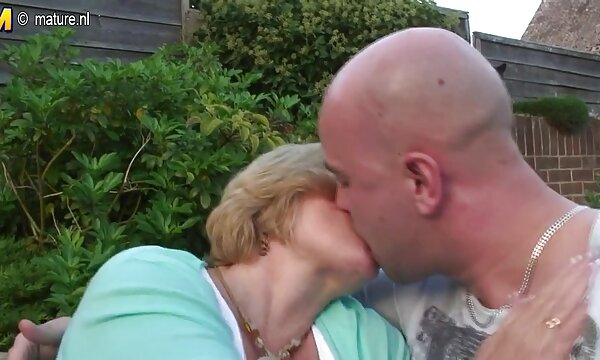 XXX Nenek British disetubuhi oleh lelaki muda di tamannya, bogel matang dalam video buatan sendiri.