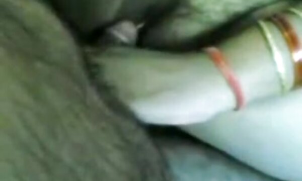 XXX Wanita matang mempunyai sesi video lucah percuma yang bagus dengan nenek.