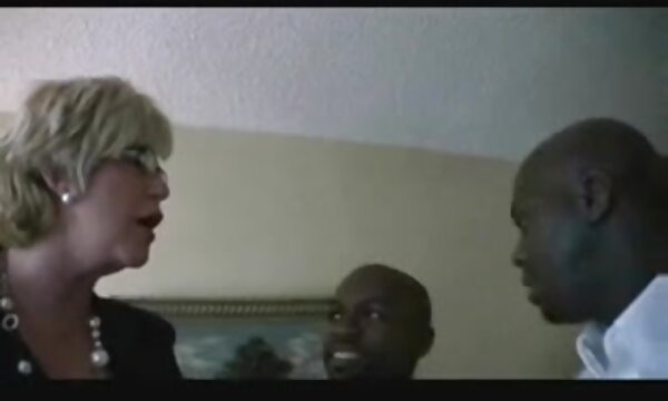 XXX Matang dua berambut perang hitam dan seorang nenek dalam video lucah.