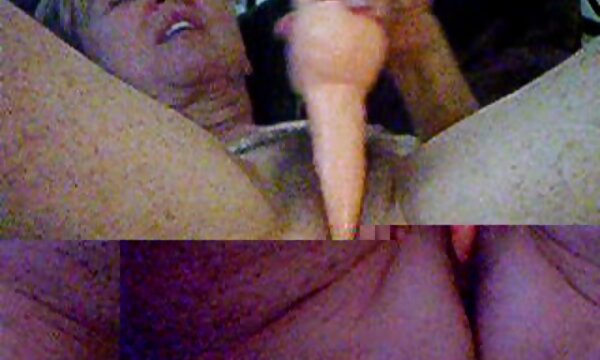 XXX Nenek melancap dan cucu perempuan adalah seorang lesbian dengan dildo.
