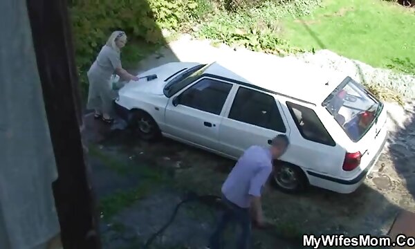 XXX Isteri ditangkap lelaki seks dubur tua fucking di luar rumah.