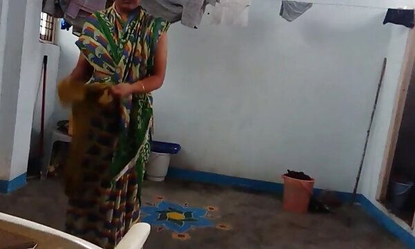 XXX Desi ketiak berbulu memakai saree matang lesbian Sepanyol selepas mandi.