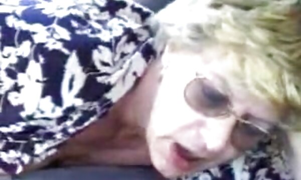 XXX Isteri fucked lelaki berbulu lebih tua dalam kereta seperti suami dalam filem.
